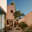 Praça House / Felipe Hess Arquitetos - Exterior Photography, Balcony, Concrete, Courtyard