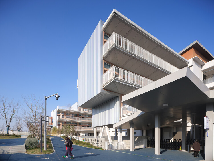 Expansion and Renovation of Primary School & Urban Infrastructure Multi-system Complex / Atelier Archmixing - Exterior Photography, Concrete, Balcony