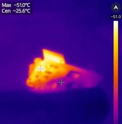 Thermal image of the electrolytic capacitor area in the SwitchBot Plug Mini. (Credit: Denki Otaku, YouTube)